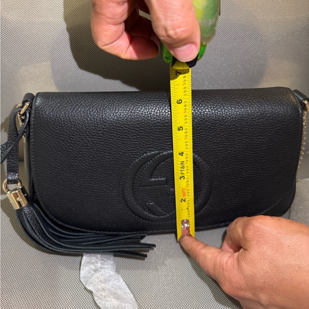 Gucci Black Crossbody Bag with Iconic Logo and Flap Closure - Picture 6 of 7